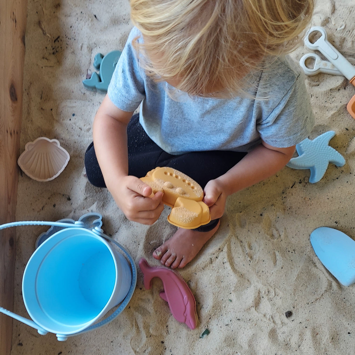 Silicone Sand bucket with toys and shovel