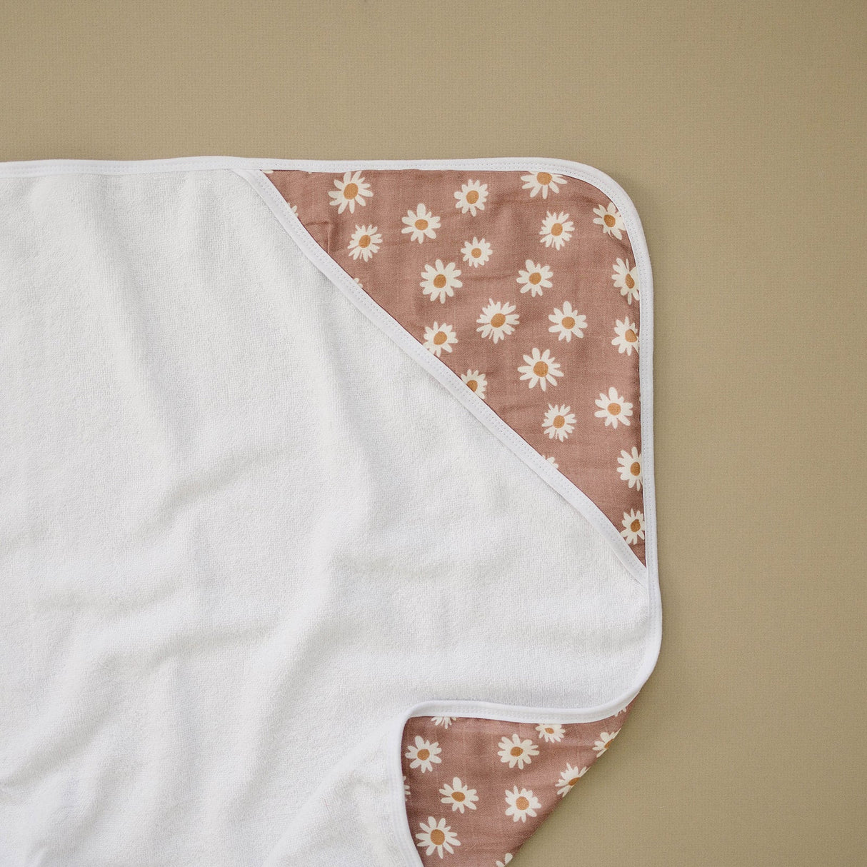 Daisy Dream Muslin Hooded Towel - HoneyBug