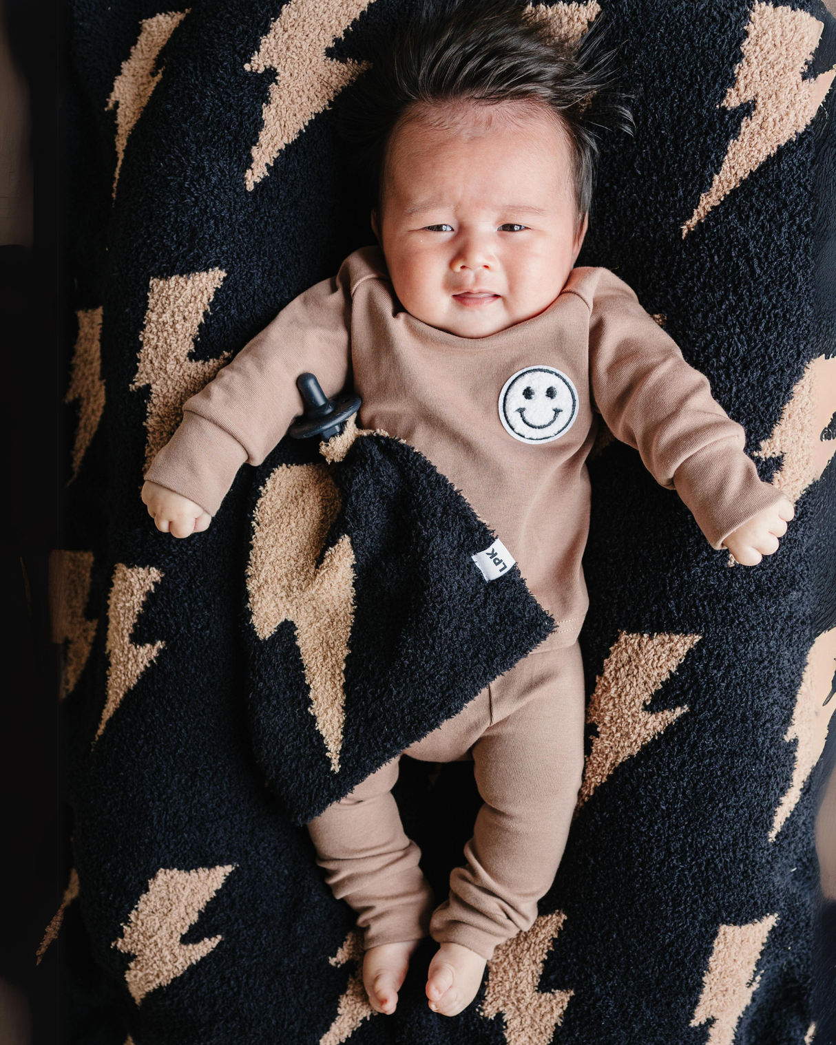 Lightning Bolt Fuzzy Blanket | Mocha - HoneyBug