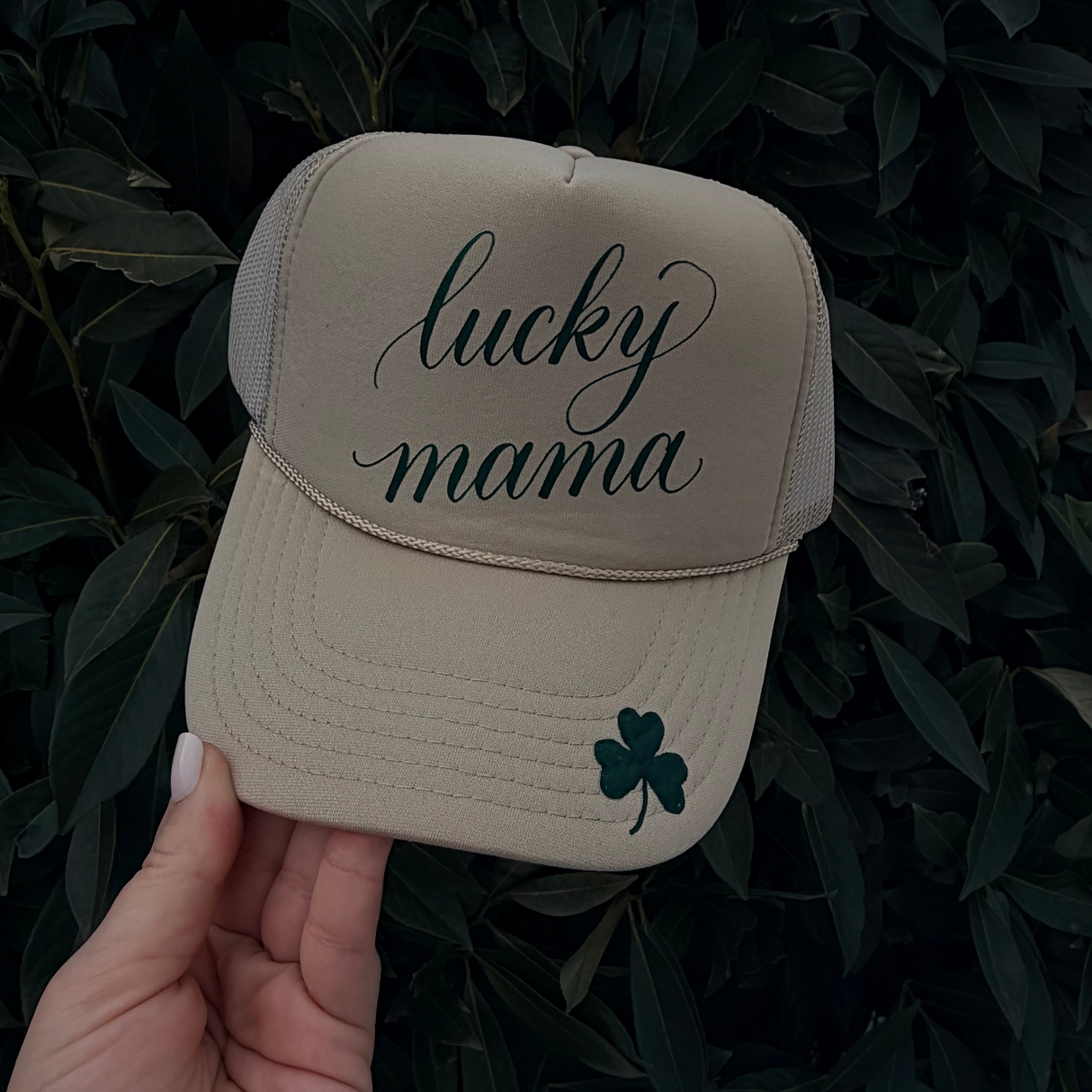 LUCKY MAMA ♡ printed trucker hat