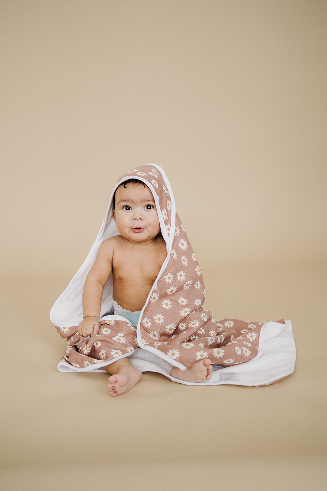 Daisy Dream Muslin Hooded Towel - HoneyBug
