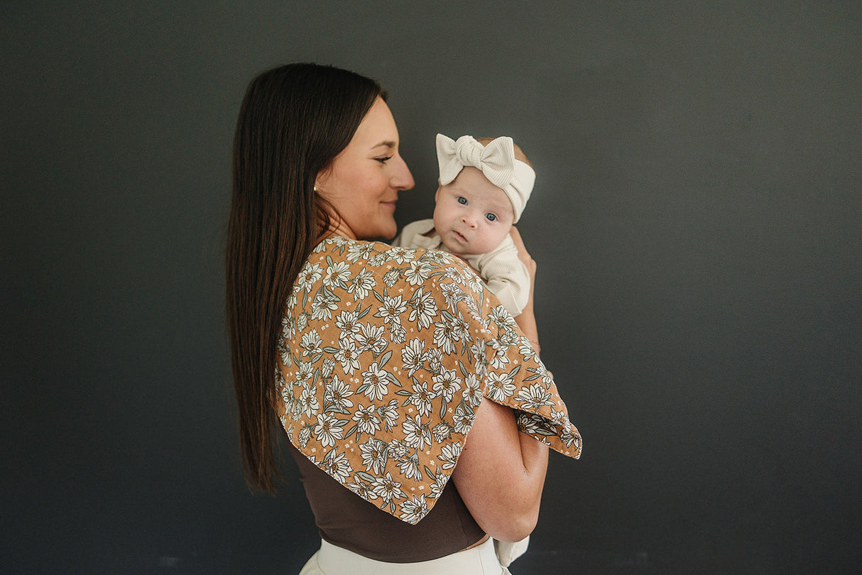 Magnolia Muslin Burp Cloth - HoneyBug