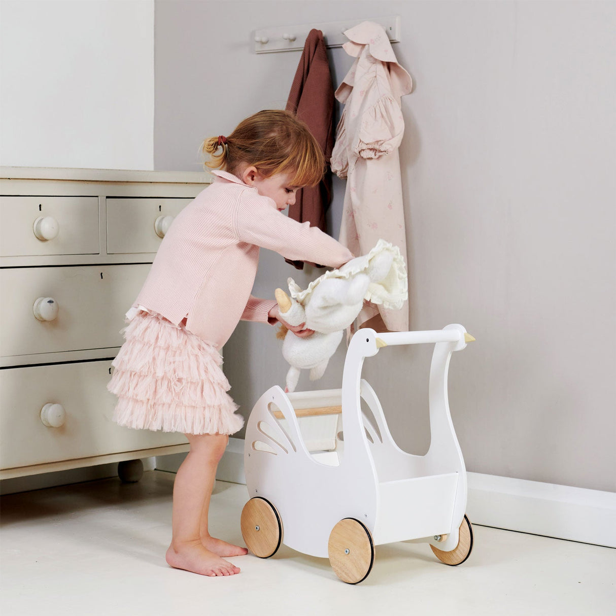 Sweet Swan Pram - HoneyBug