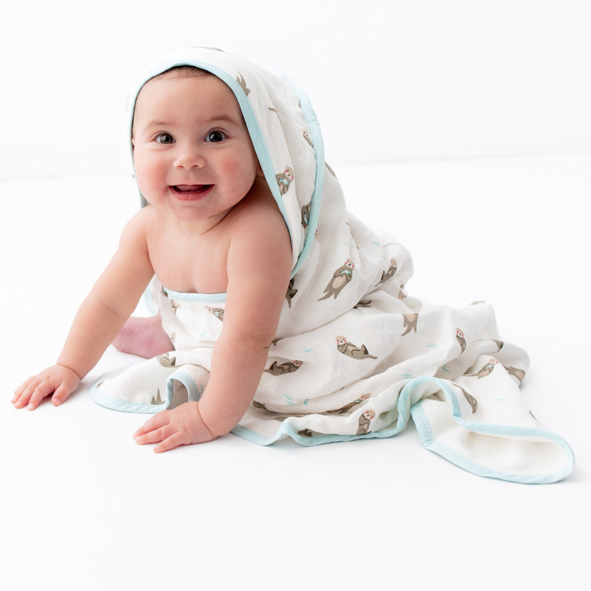 Otter Hooded Towel Set - HoneyBug