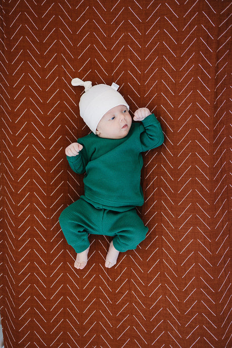 Vanilla Organic Ribbed Newborn Knot Hat - HoneyBug 
