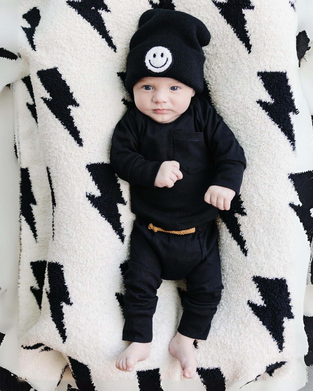 Lightning Bolt Fuzzy Blanket | Black - HoneyBug 