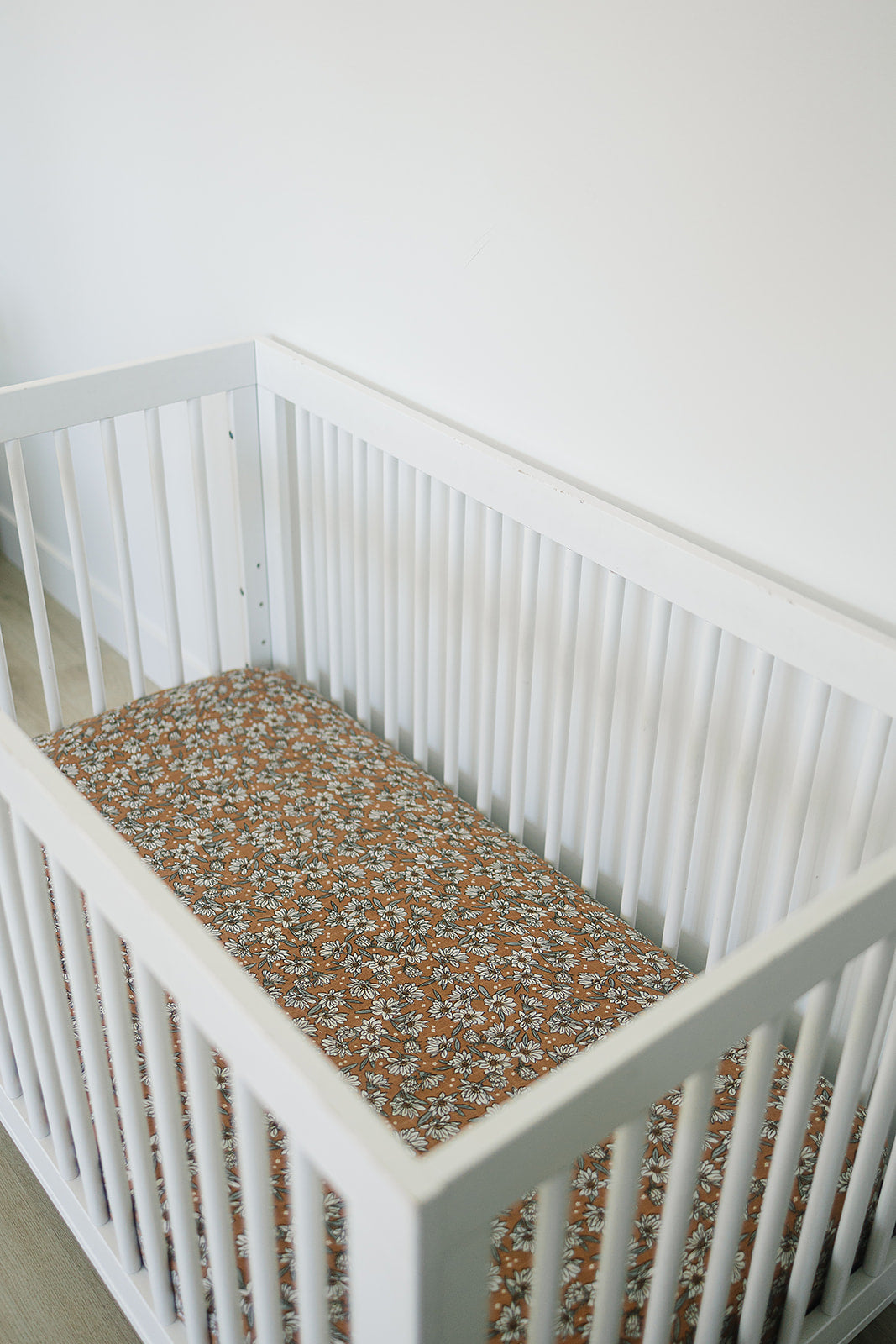 Magnolia Muslin Crib Sheet - HoneyBug 