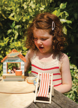 Sandy's Beach Hut - HoneyBug 