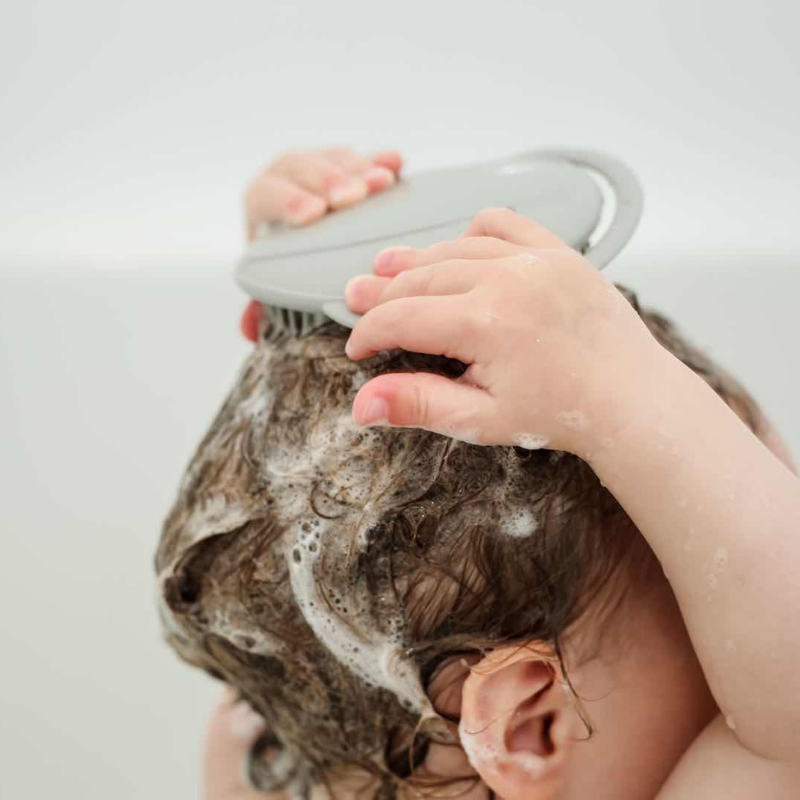 Haakaa Silicone Shampoo Brush 1 pk - HoneyBug 